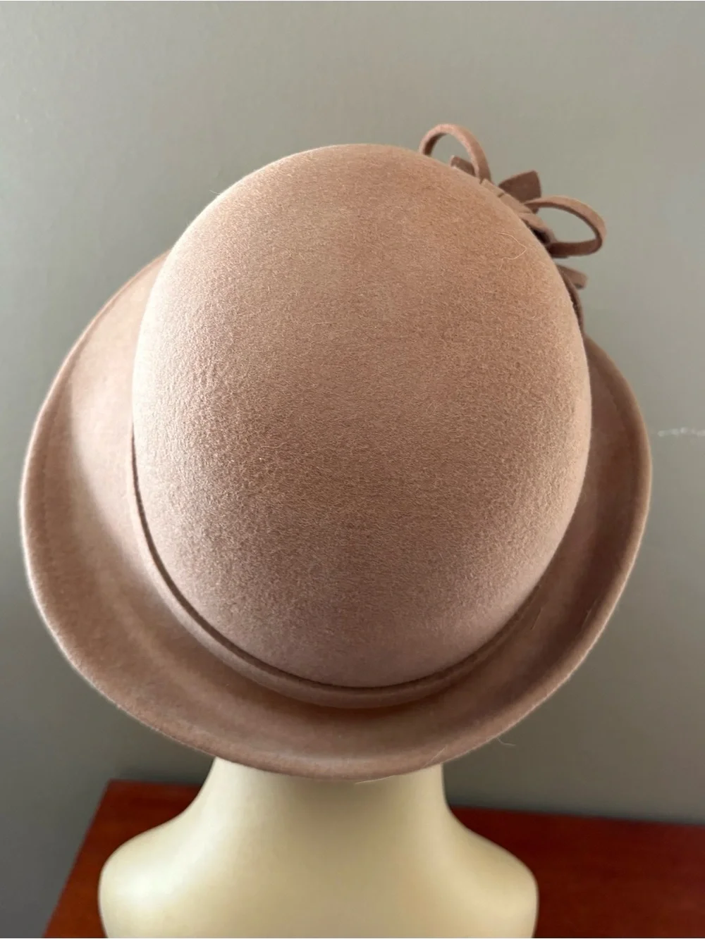 Vintage Style 1920’s Wool Decorative Flower Cloche Hat - Camel Gatsby Fashion